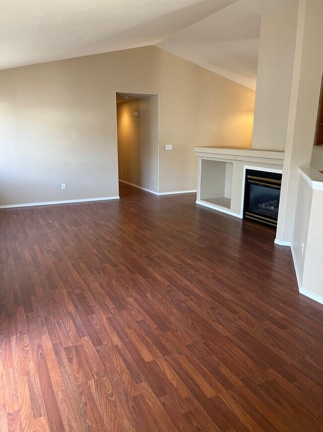 Foto del edificio - Beautiful 4 bedroom 2 bathroom single family house with Fenced backyard and 3 car garage