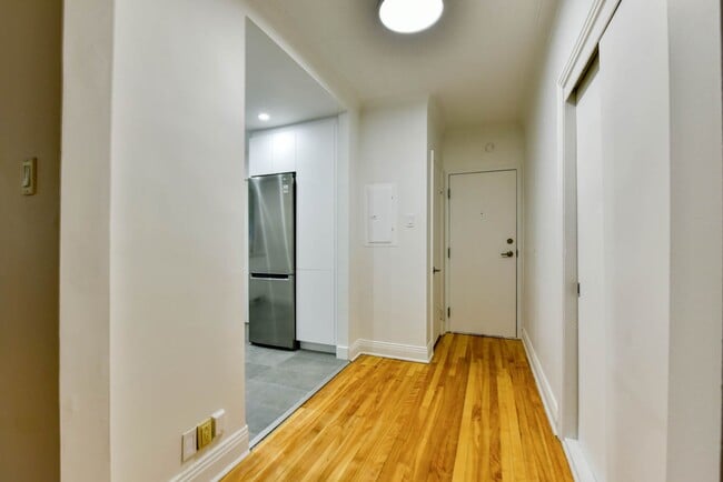 Building Photo - 3500 Av. Ridgewood