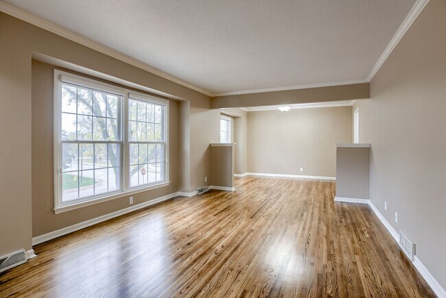 Foto del edificio - Bright & Spacious 4 Bed In Pacific Heights!!