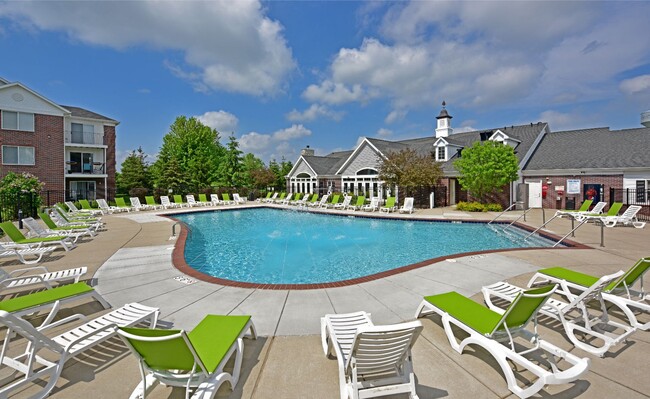 Piscina espectacular y terraza - Towne Lakes Apartments