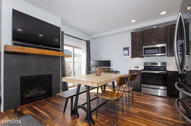 Building Photo - 3 br, 2.5 bath Townhome - 813 NW Victoria Ave