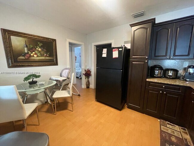 Foto del edificio - 1215 NW 99th St
