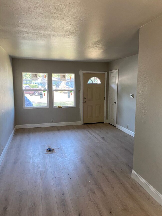 Building Photo - 807 Raleigh Cir