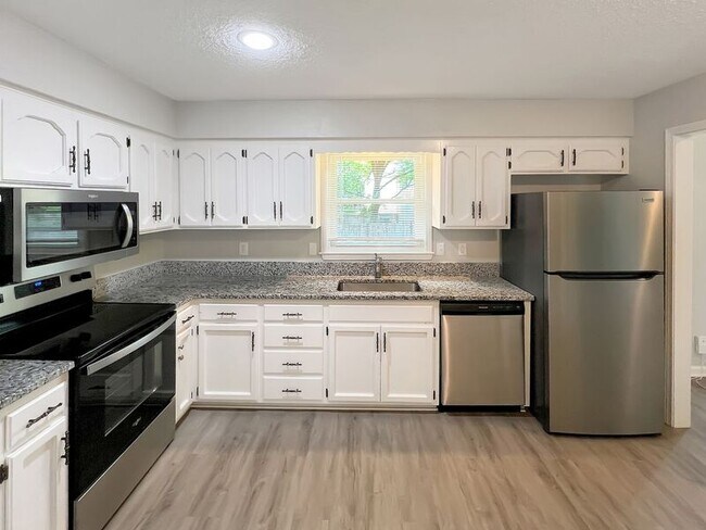 Building Photo - 1821 S Arrowhead Dr