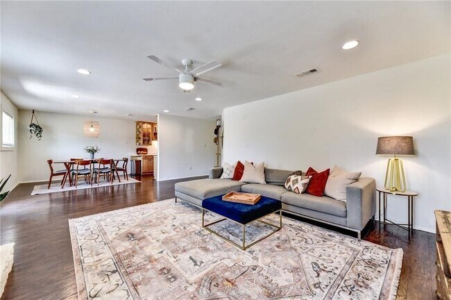 Foto del edificio - 8308 Roan Ln