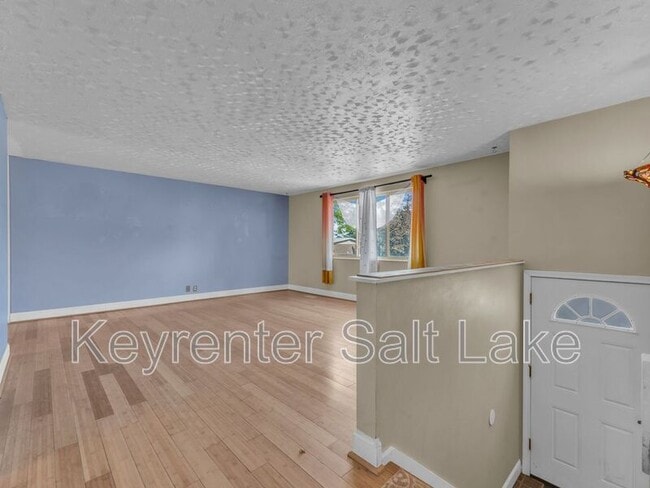 Building Photo - 4933 Kathleen Ave
