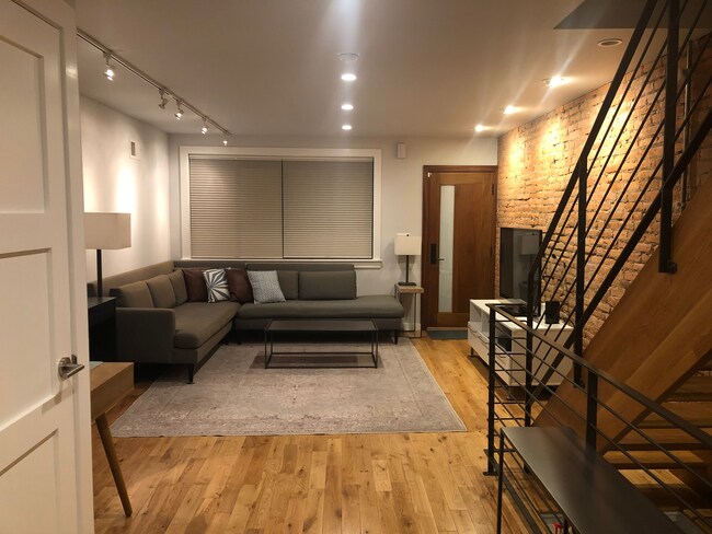 Living room 1 - 942 Morris St