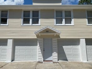 Building Photo - 3935 18th Ave S