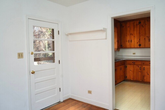 Foto del edificio - 240 Old Lynchburg Rd - Great Location