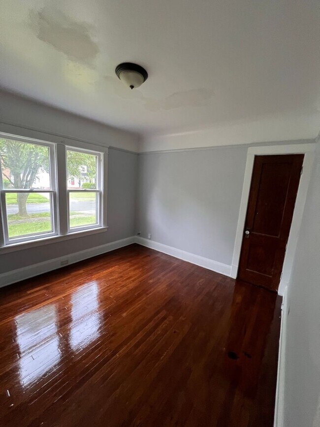 Foto del edificio - Fully Renovated 4 Bed Home in Cleveland He...