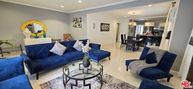 Foto del edificio - 137 Rexford Dr