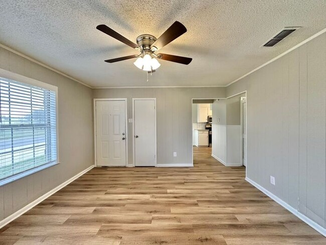 Building Photo - Tour Today! Newly Updated 2 Bedroom 1 Bath...