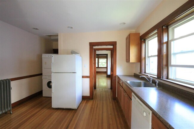 Building Photo - 46 Saville St