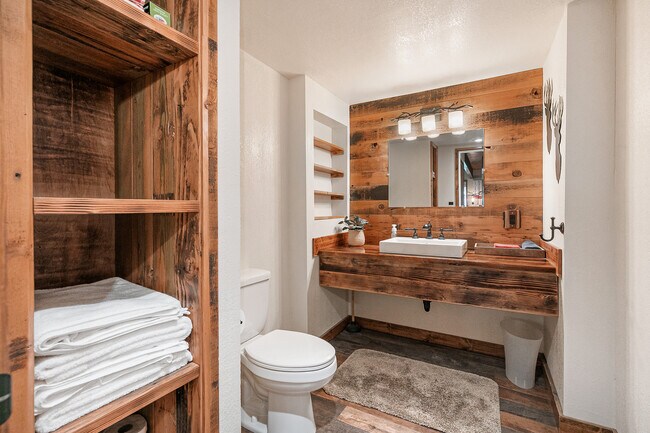 Foto del edificio - 745 Oakmont Ln