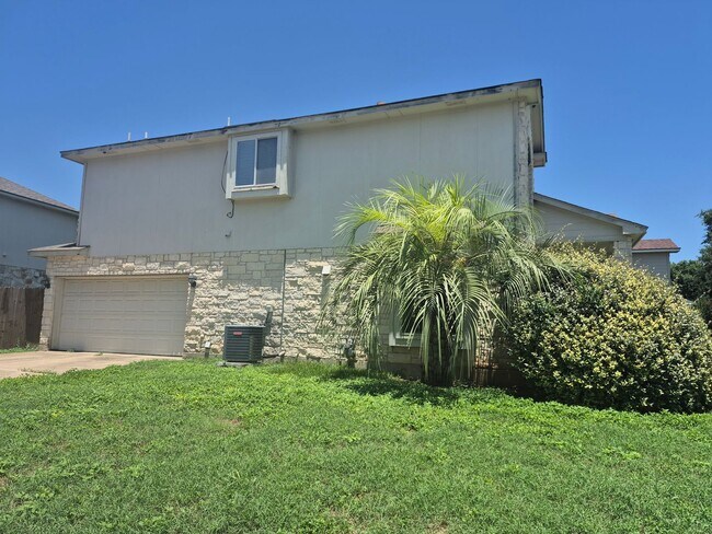 Building Photo - Spacious 3 bd home in a wonderful community.