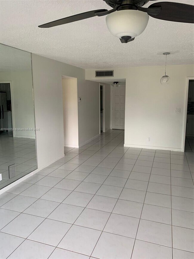 Foto del edificio - 6201 N Falls Cir Dr
