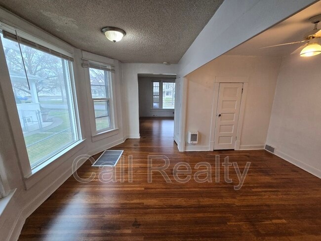 Foto del edificio - 1028 E Mission Ave