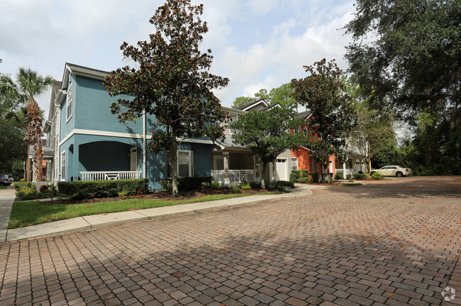 Building Photo - The Villas at Westchase