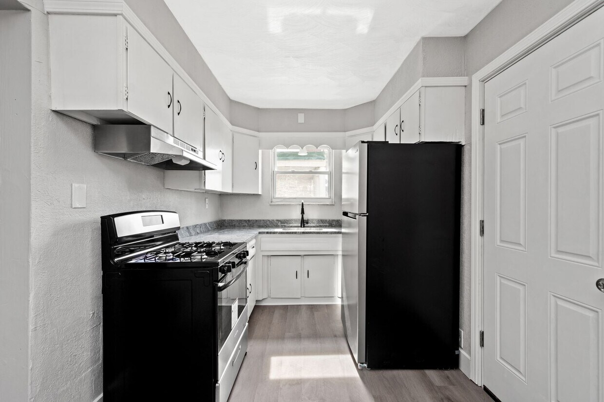 Foto principal - Cozy 2 bedroom home in Myer Park available...