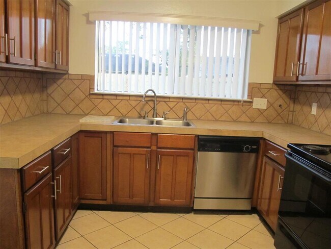 Building Photo - 13410 N Thorntree Dr