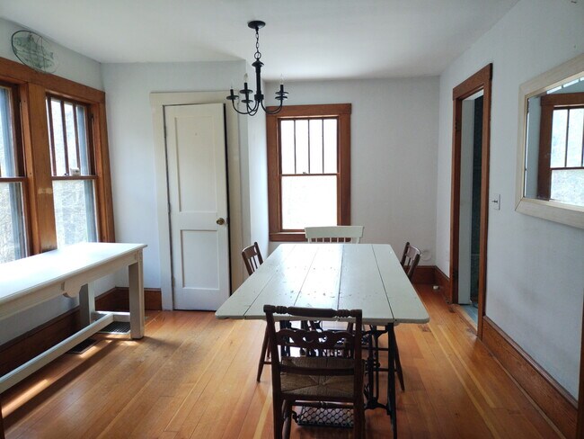 Foto del edificio - 471 Christian Hill Rd