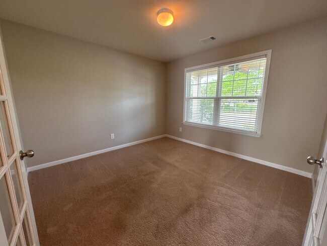 Foto del edificio - Well-Maintained 4BR Home in Lebanon | Great Location + Natural Light