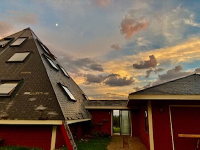 Foto del edificio - 701 Rincon Ridge Rd