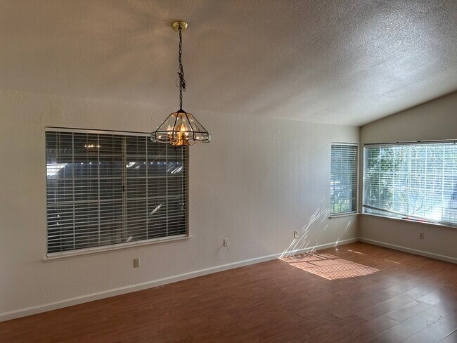 Foto del edificio - 3 Bedroom 2 Bathroom Modesto Home
