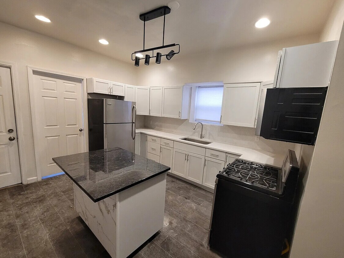 Foto principal - 1413 N LeClaire Ave