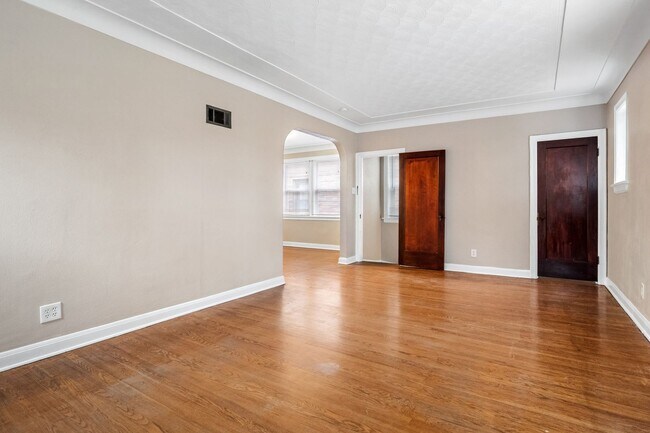 Building Photo - The Big Ol-eetha