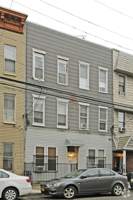Primary Photo - 266 Nassau Ave
