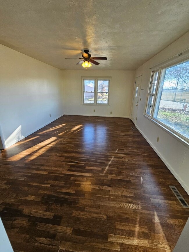 Foto del edificio - Pet Friendly Two Bedroom House