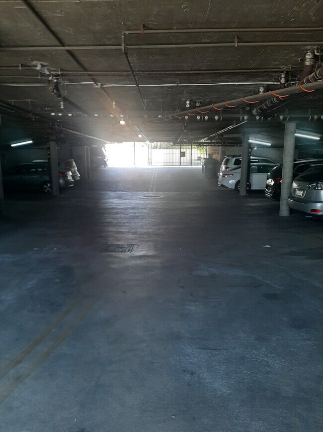Foto del edificio - 5700 Whitsett Ave