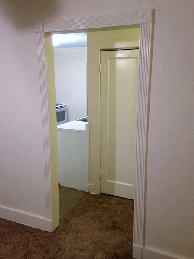 Building Photo - **CHARMING 2/1 BENTON HOME**