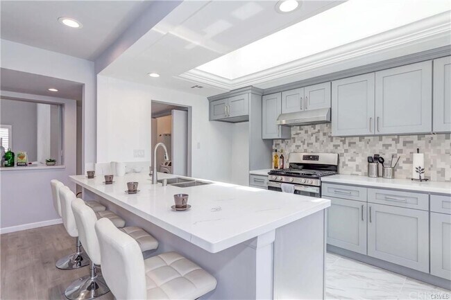 Foto del edificio - 630 Kelton Ave