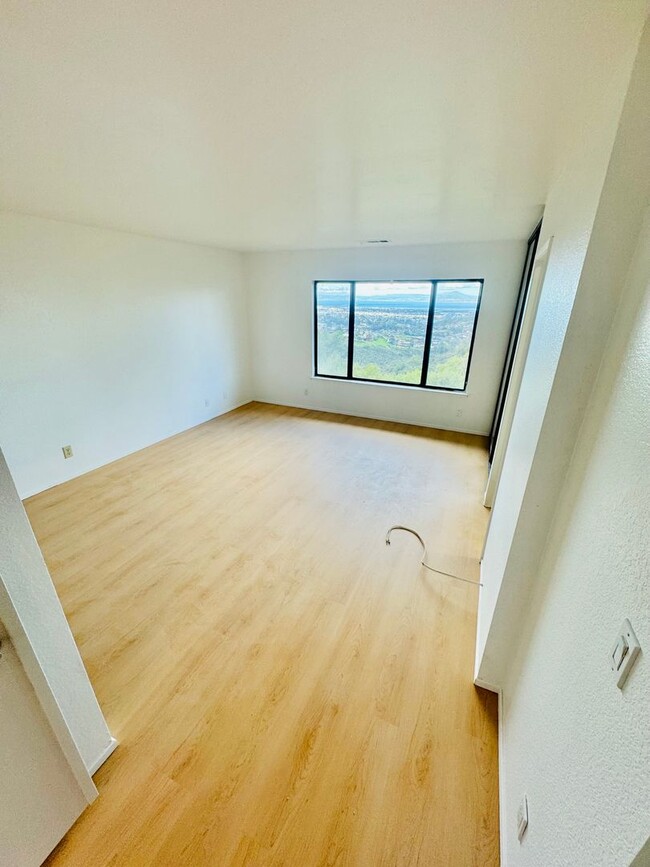 Foto del edificio - $5,190 / 3 BEDROOM - 1709 S.F. - BEST VIEW...