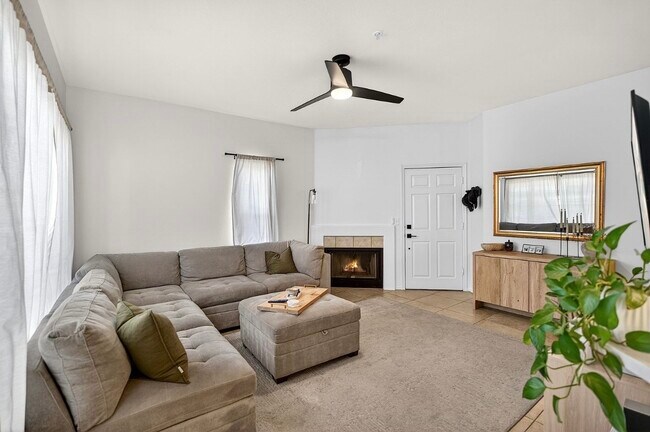 Foto del edificio - 9451 E Becker Ln