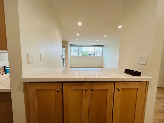 Building Photo - Newly Renovated Top Floor Two Bedroom Two ...