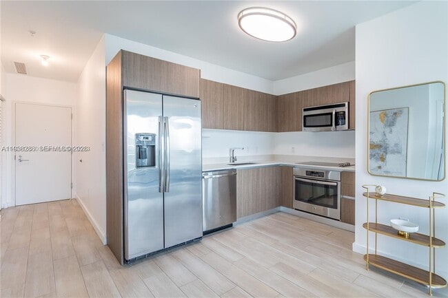 Building Photo - 1600 SW 1st Ave