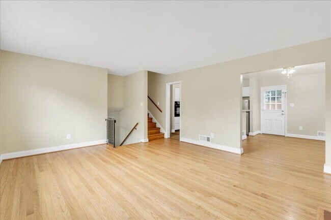 Building Photo - 5 bed, 2 bath split-level