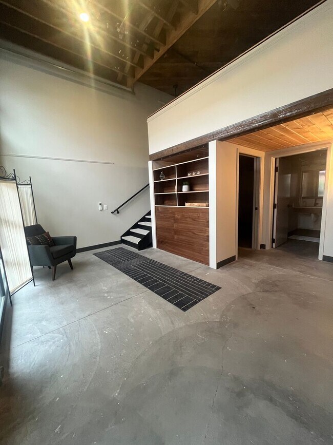 Foto del edificio - 1 Bedroom 1-Bathroom W/ Large Loft (2nd Bedroom or workspace)