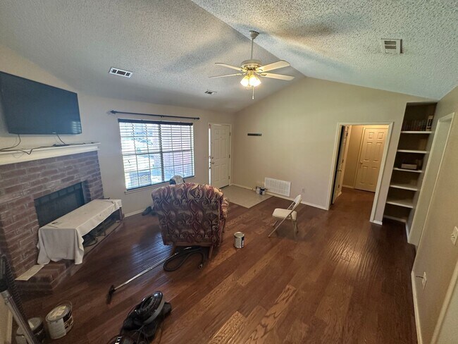 Foto del edificio - Beautiful 3 Bed, 2 Bath Home in Springdale! Available 8/1