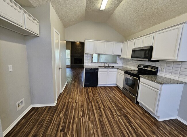 Building Photo - MOVE IN READY-  South East Arlington: Sing...