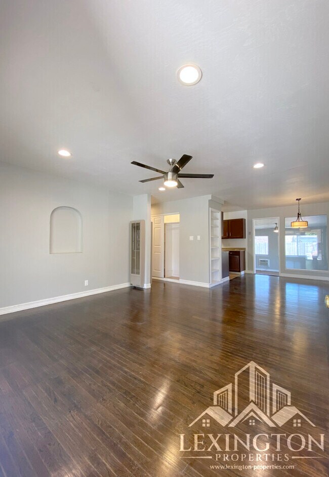 Foto del edificio - Spacious, 3BD/1BA, Home with Office in Car...