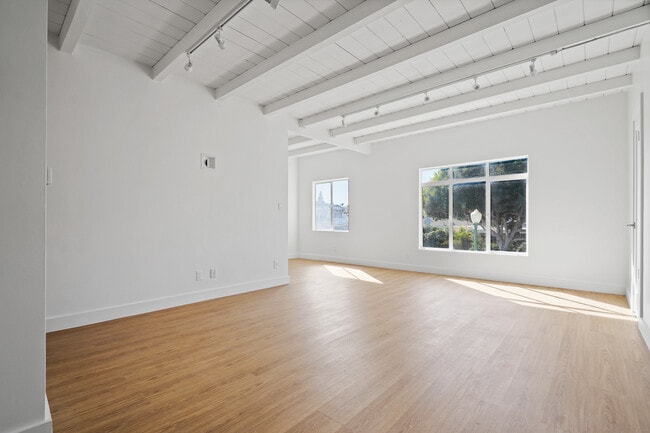 Building Photo - 920 Marine St