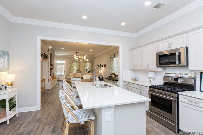 Foto del edificio - 6211 Lake Edge Dr