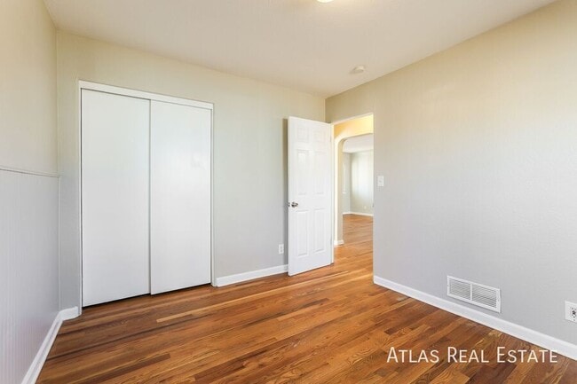 Foto del edificio - 2241 N Moline St