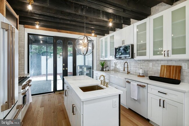 Building Photo - 1937 Waverly St