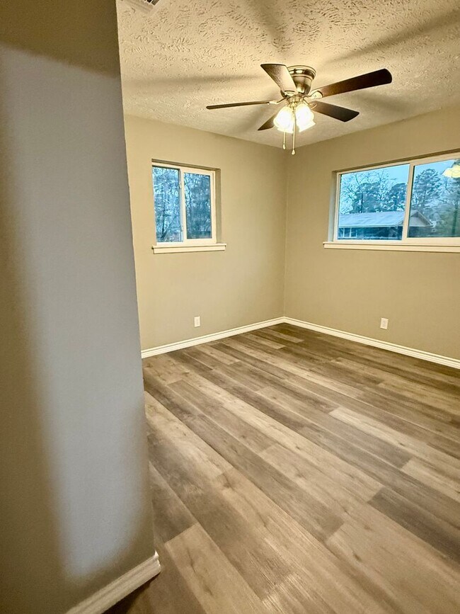 Foto del edificio - NOW AVAILABLE- 4/2 Completely Remodeled- Never Rented!