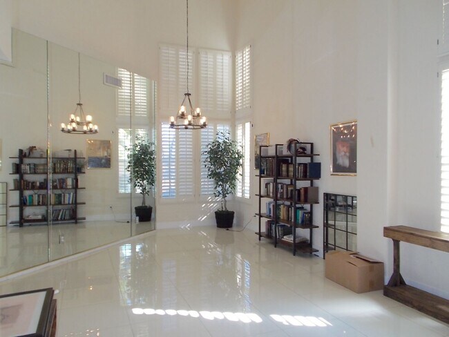 Foto del edificio - Stunning Fully Remodeled Luxury Home in Peccole Ranch
